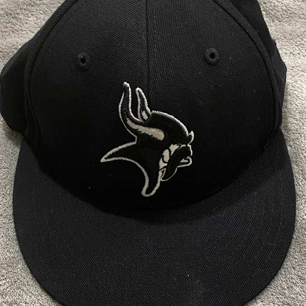 Reebok Headwear Minnesota Vikings Blacked Out Fitted Cap Size 7 3/8 - Picture 2 of 9